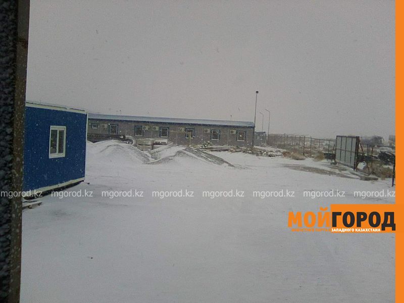 Из-за холодов жители Атырау массово скупают куртки и сапоги