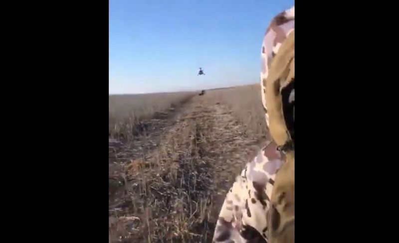 В Атырау полицейский вертолёт не смог догнать браконьеров на старых мотоциклах (видео)