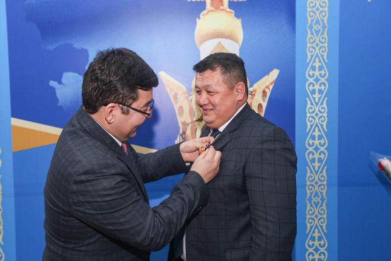 Вице-министр культуры и спорта наградил работников в ЗКО знаком «Мәдениет саласының үздігі»