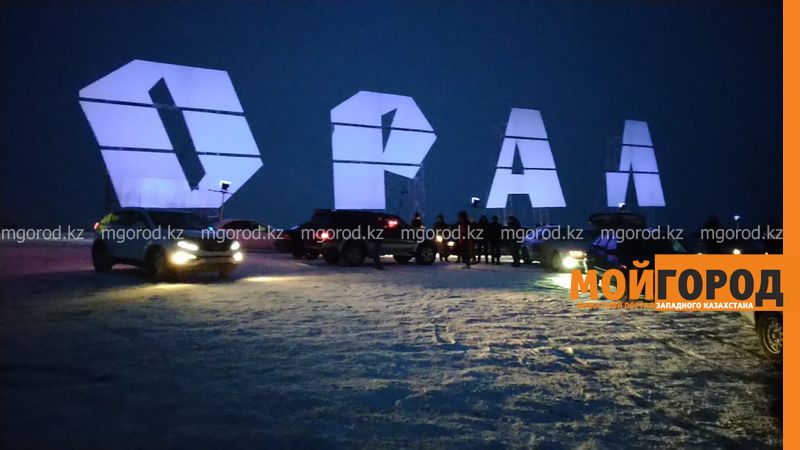 Автолюбители Уральска собрали елку из машин (фото, видео)