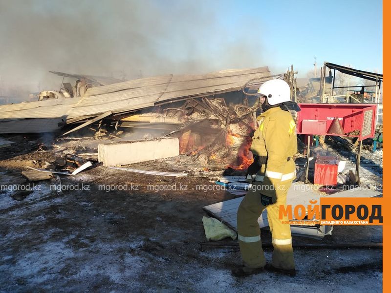 13 жилых вагончиков сгорели в вахтовом городке ЗКО