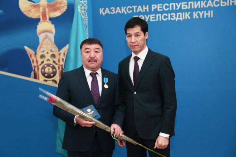 Аким ЗКО вручил государственные награды общественникам и предпринимателям области