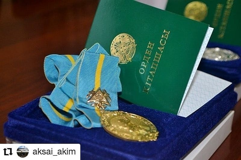 Аким Аксая вручил подвески многодетным матерям