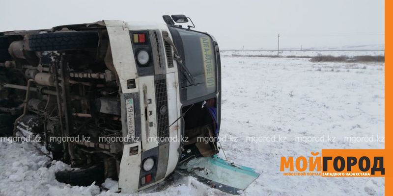 В Актобе перевернулся автобус с пассажирами