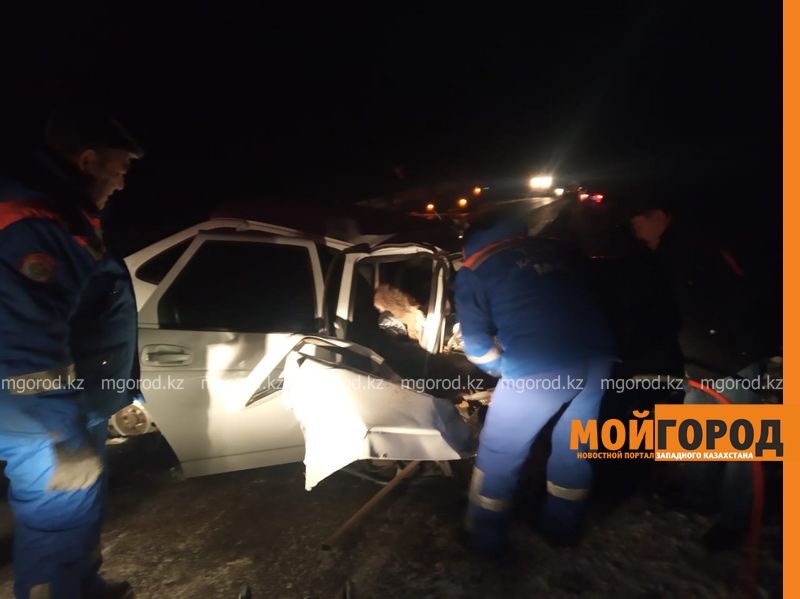 КамАЗ столкнулся с легковушкой на трассе ЗКО: погиб мужчина
