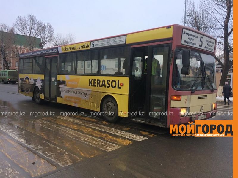 Под колеса пассажирского автобуса попала женщина в Уральске