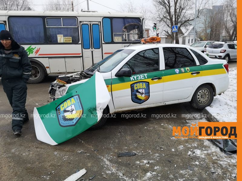 Автомобиль частного охранного агентства попал в ДТП в центре Уральска