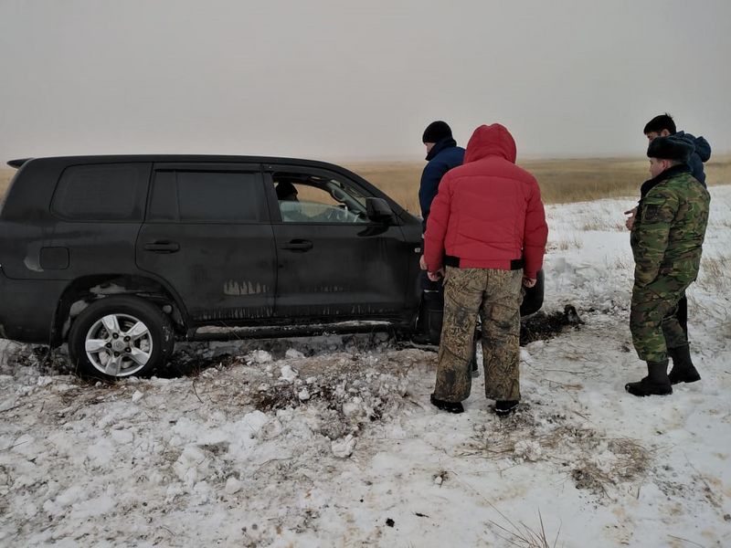 Спасатели 12 часов искали джип с людьми, застрявший в степи в ЗКО