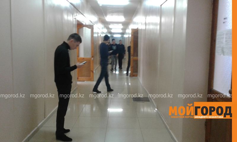 Студенты госуниверситета в Уральске возмущены сдачей экзаменов в подвале (видео)