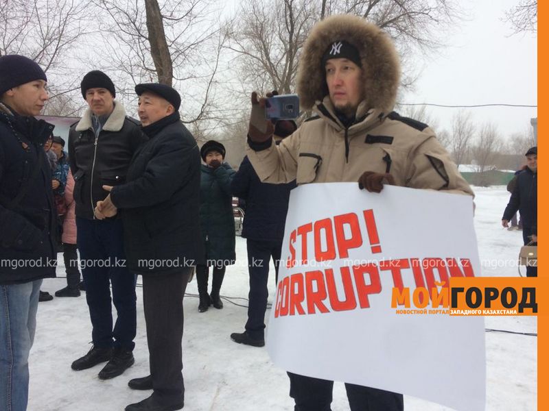 В Уральске прошел митинг против повышения цен на продукты и тарифов на комуслуги  