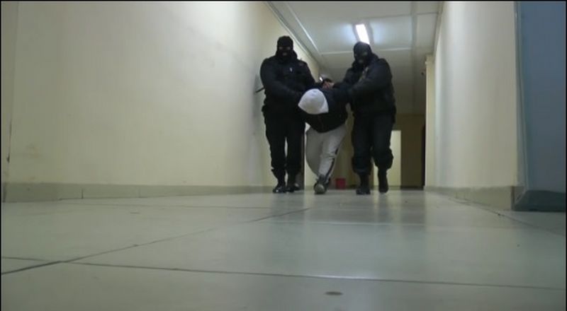 Полиция опубликовала видео задержания подозреваемого в изнасиловании 9-летней девочки (видео)