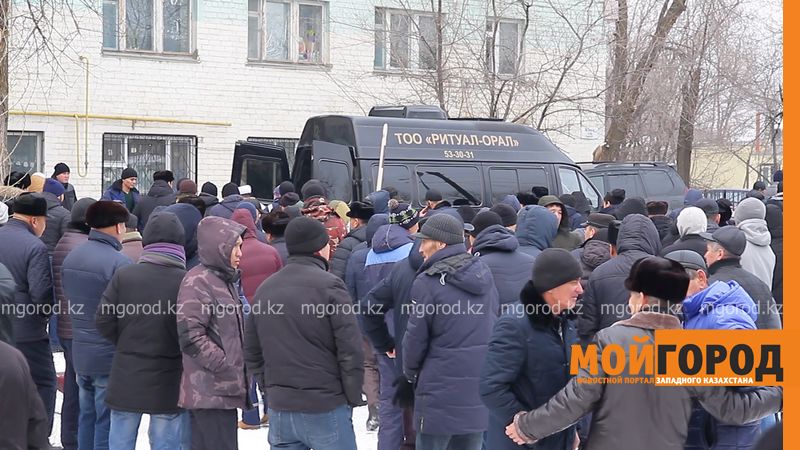 Погибшую в ДТП мать четверых детей проводили в последний путь в Уральске