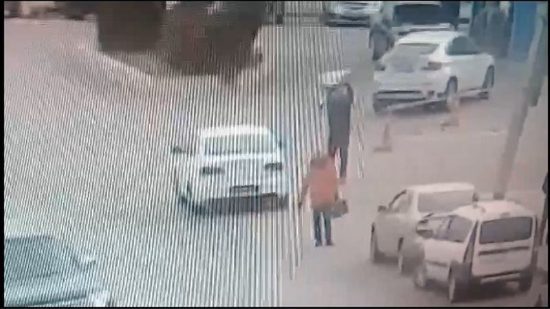 Атырауский водитель «исправил» дорожный знак (видео)