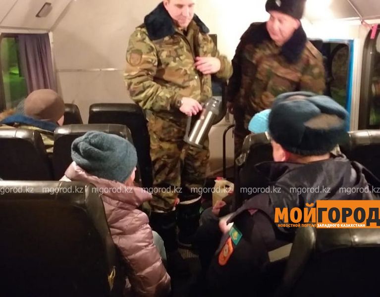 Двое взрослых и двое детей выехали на снегоходе и остались в степи Актюбинской области