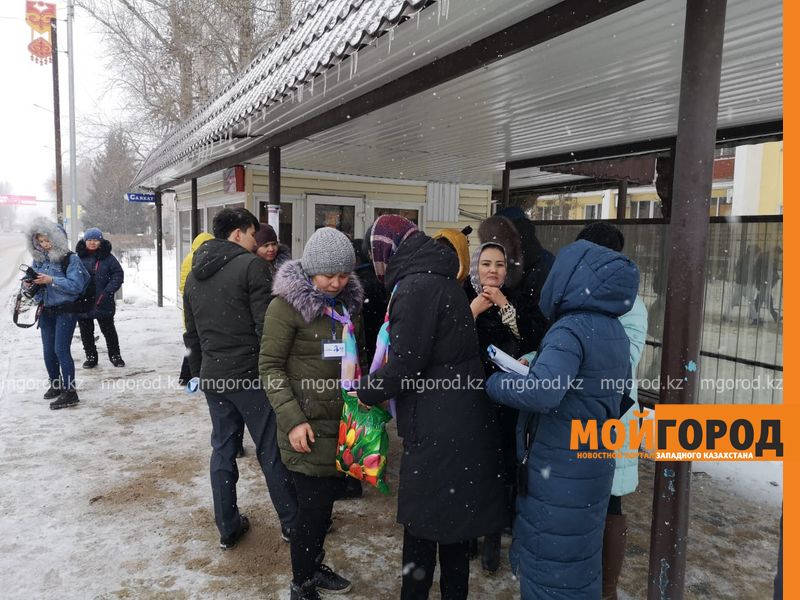 Пассажирам уральских автобусов задали вопросы о творчестве Абая