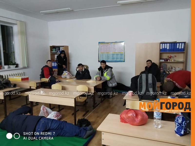 Автобус и 5 автомобилей с иностранцами оказались в снежном плену в Актюбинской области