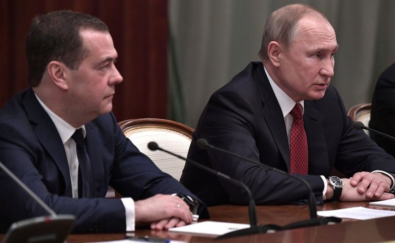 Правительство России ушло в отставку