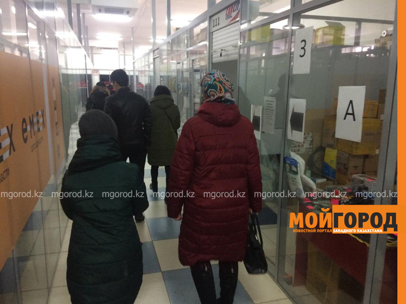 Десятки уральцев пришли к автокомплексу Уральска за бесплатными вещами (фото, видео)