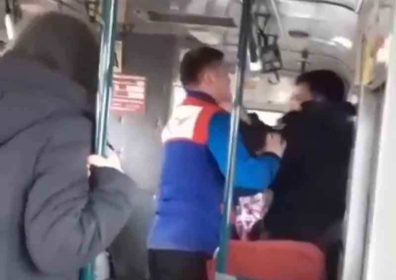 Драка кондуктора с пассажиром попала на видео в Уральске