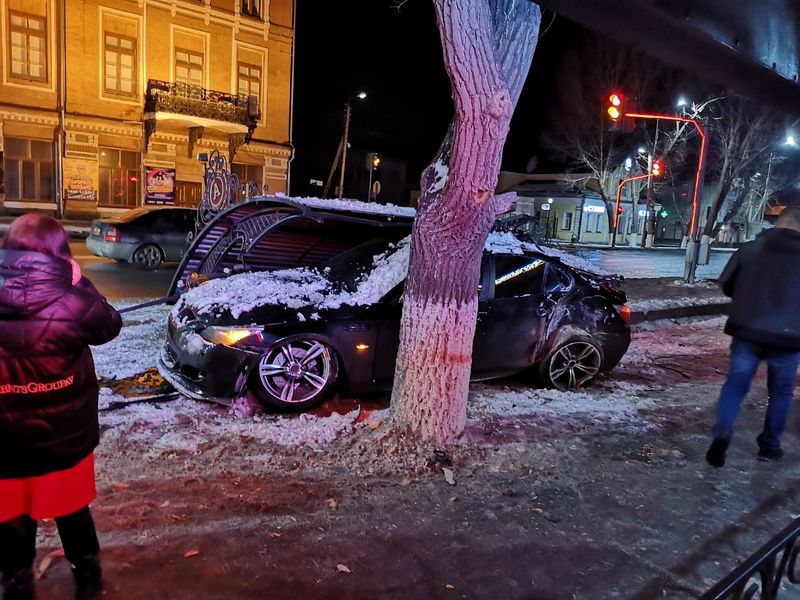 Водитель, который снес остановку в Уральске, был трезв