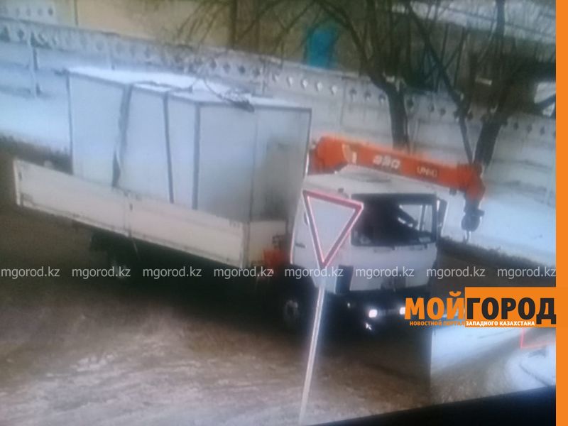 Термобудку от грузовой машины днем украли в Актобе