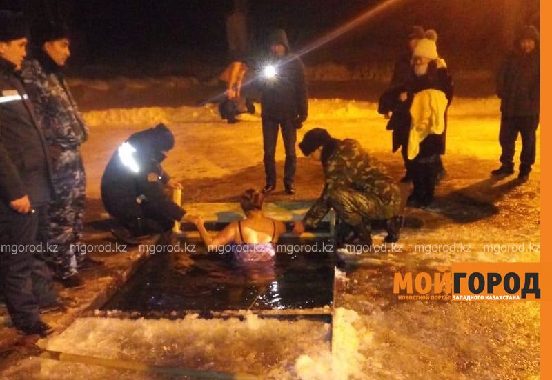 Сотни актюбинцев пришли купаться в проруби в крещенскую ночь