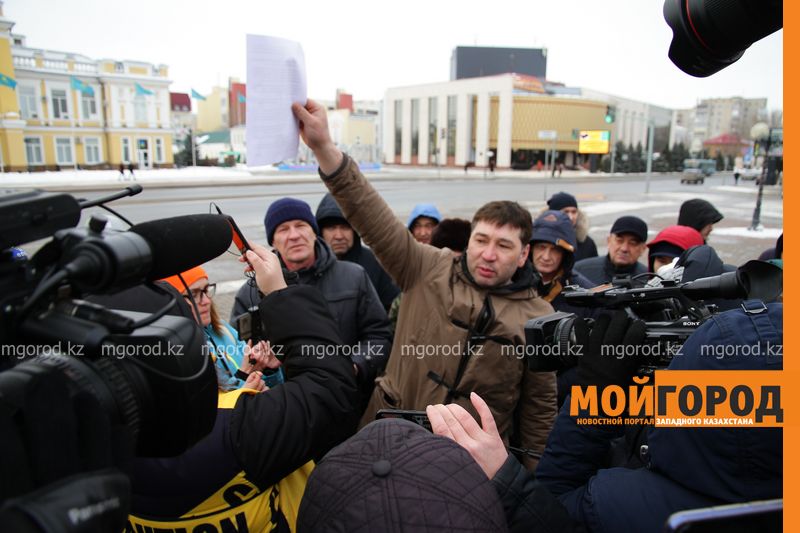 Владельцы авто с иностранными номерами пришли с петицией в акимат Уральска