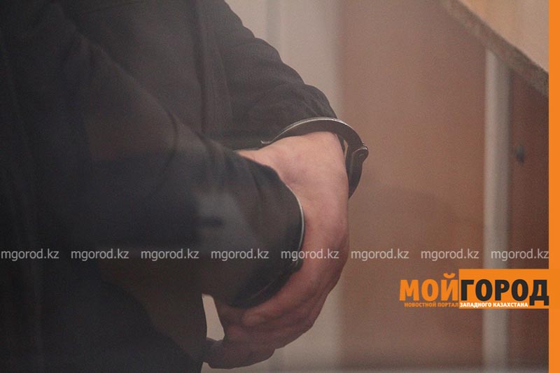 Полицейский и его подельники вымогали деньги у иностранцев в Атырау