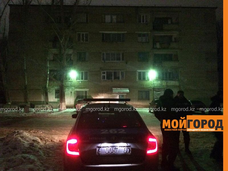Мужчина в день своей свадьбы пытался сброситься с пятого этажа в Уральске (видео)