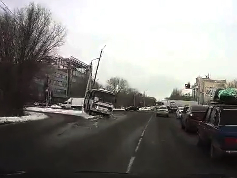 Дрифтующий пассажирский автобус сняли на видео в Уральске (видео)