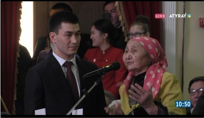 Бата дали акиму Атырауской области во время отчетной встречи