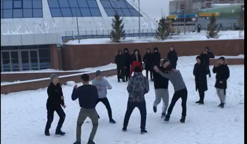 Массовая драка учеников в Уральске произошла из-за девушки