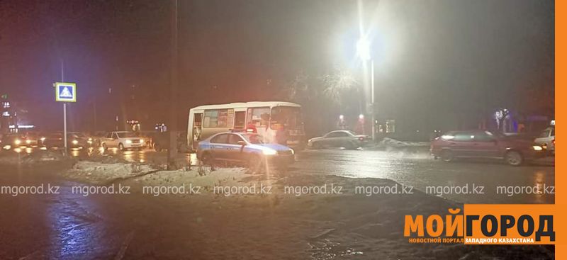Пассажирский автобус сбил девушку в Уральске