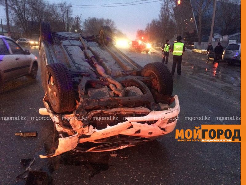 За рулем перевернувшейся в Уральске Toyota был полицейский
