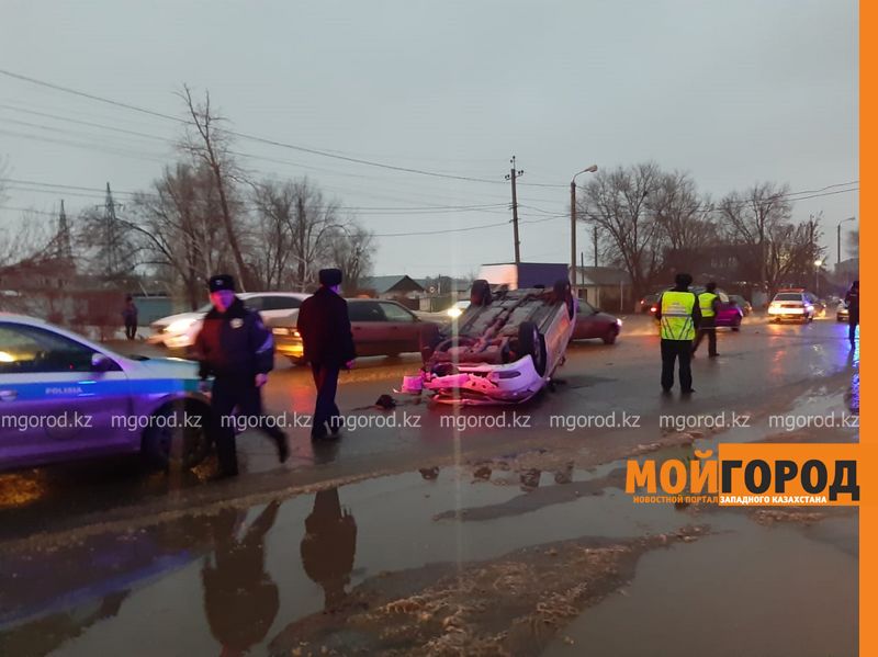 В Уральске полицейского накажут за езду на служебном авто с подложными госномерами