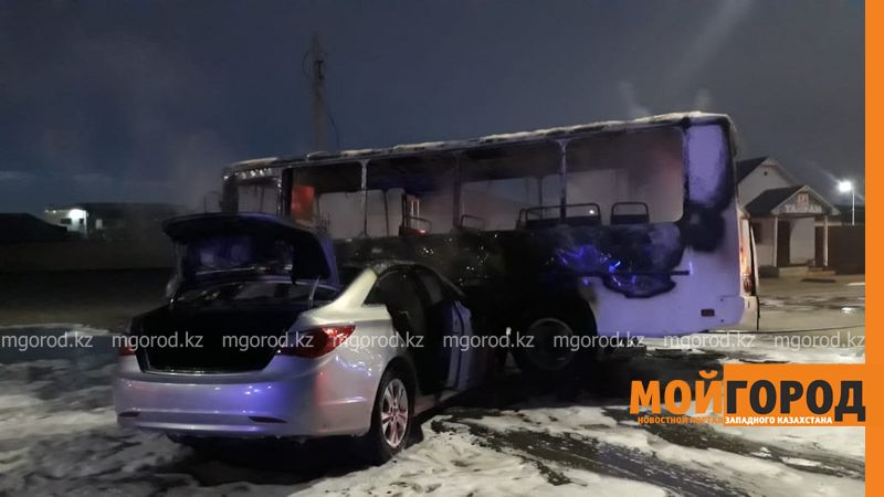 Автобус сгорел после столкновения с иномаркой в Атырау (фото, видео)