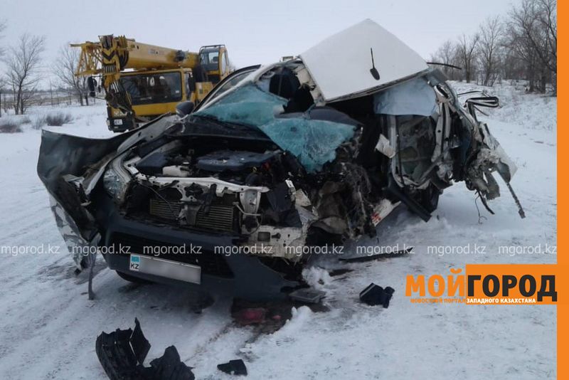 Toyota Hilux разбилась после столкновения с «Газелью» в ЗКО (фото)