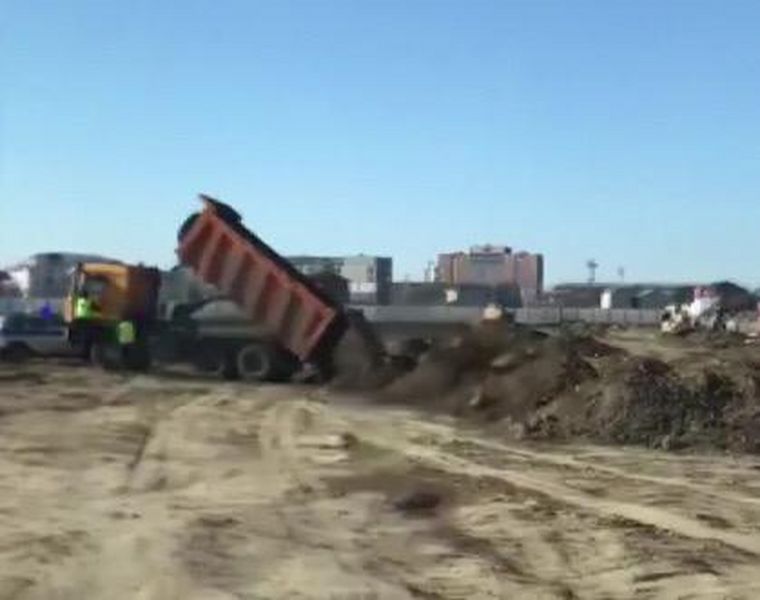 В Атырау водитель на КамАЗе протащил полицейского (видео)
