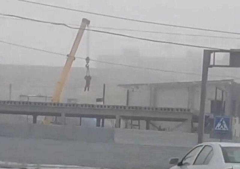 Раскачивающегося на строительном кране мужчину сняли на видео в Уральске (видео)