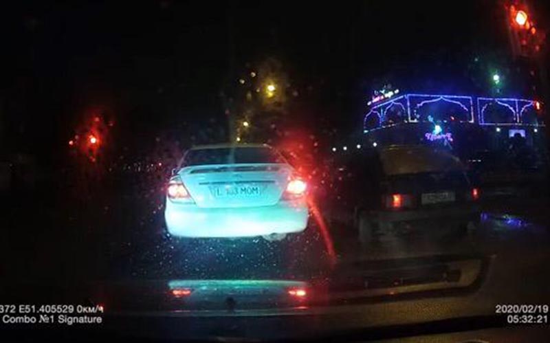 В сети появилось видео ДТП с участием полицейского в Уральске