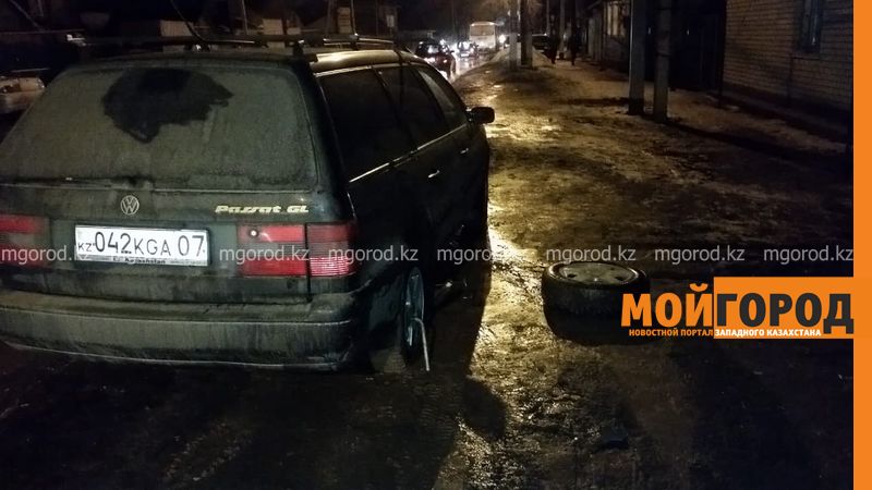 Десятки машин прокололи шины на дороге в Уральске (фото, видео)