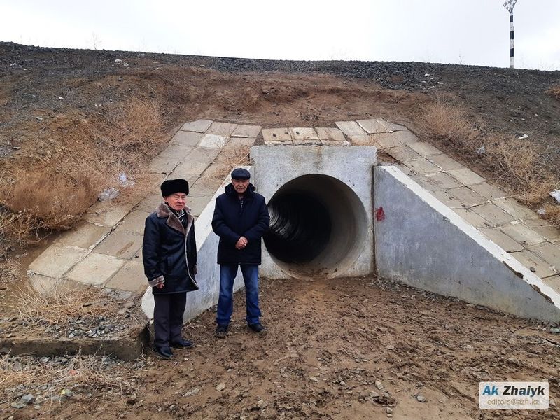 В Атырауской области жители выходят из села через подземную трубу