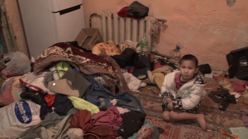 В куче мусора и груде немытой посуды жили трое маленьких детей в Атырау (видео)