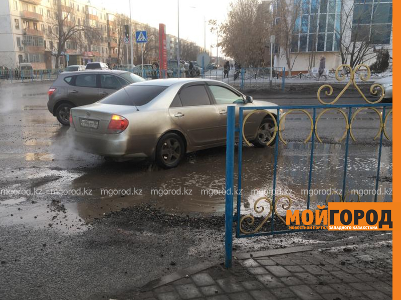 В Актобе вместе со снегом «растаял» асфальт (видео)