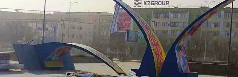 В Атырау ветром повалило арку и сорвало обшивку с дома
