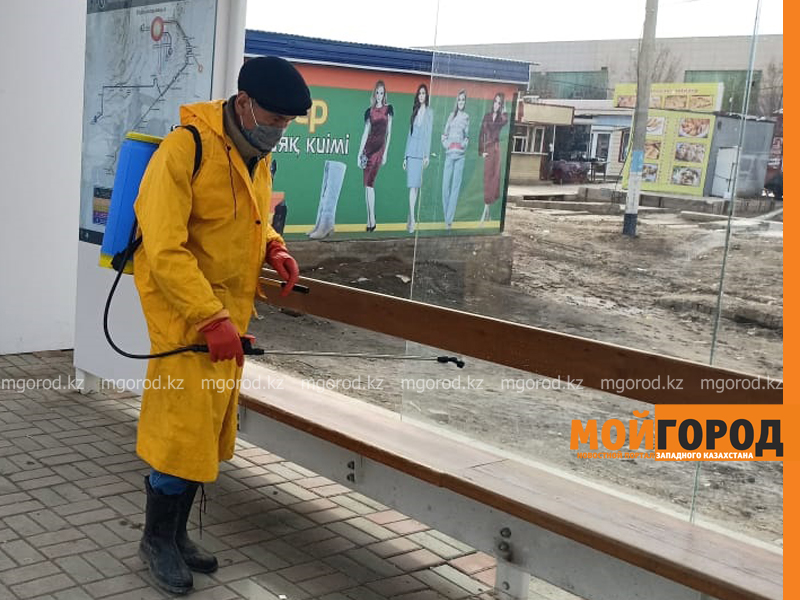 В Атырау дезинфицируют городские остановки