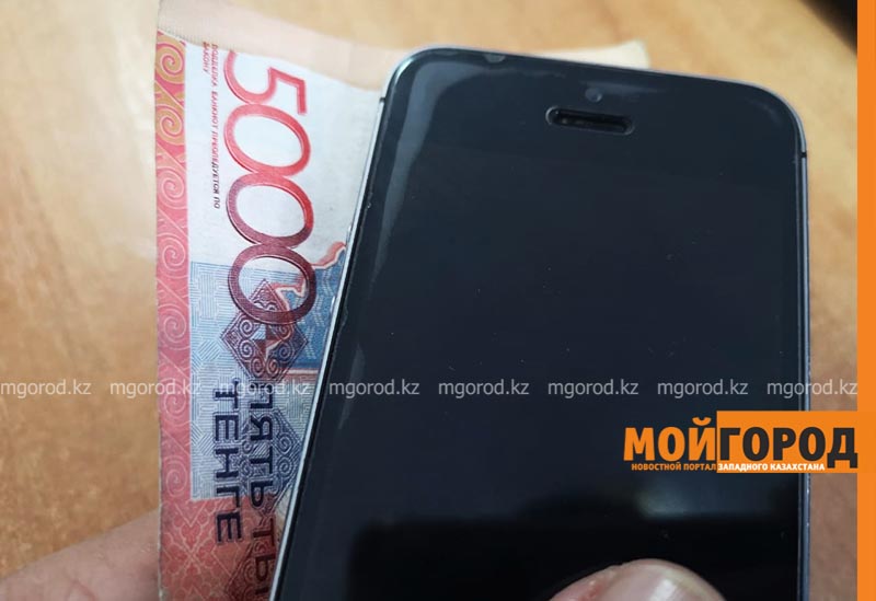 В Атырау женщина повесилась во время телефонного разговора