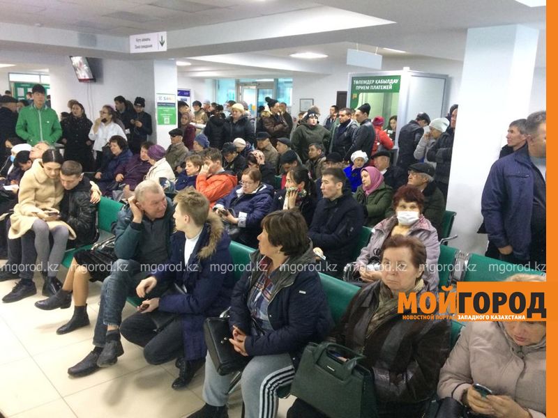 Сотни уральцев пришли в ЦОН, чтобы сделать паспорт