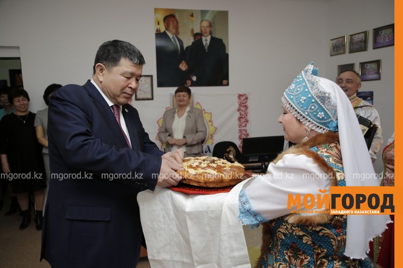 Аким Атырауской области Махамбет Досмухамбетов посетил Дом Дружбы
