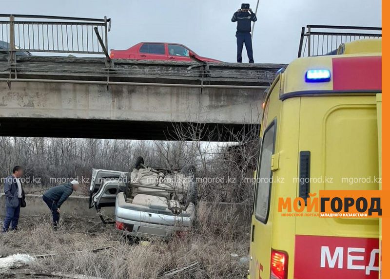 Пьяный водитель на Audi слетел с моста в Уральске (фото)